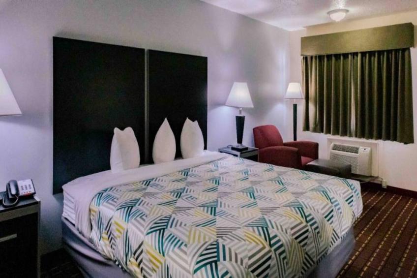 1 King Bed  Non-Smoking Micfridge - foto 7