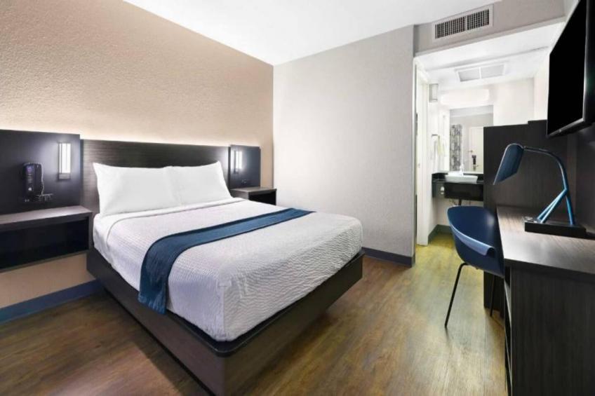 1 Queen Bed  Premium Micfridge - foto 18