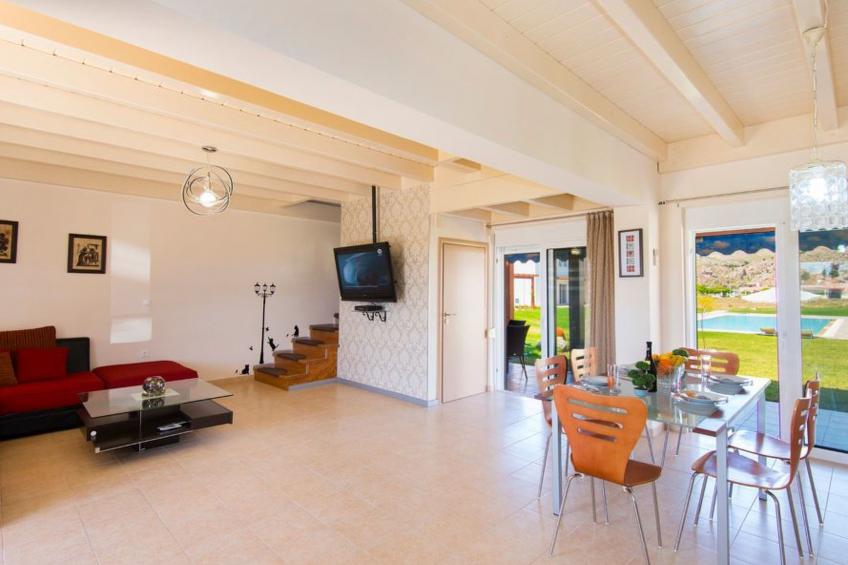 Haus in Kolympia mit Garten und Bergblick - foto 3