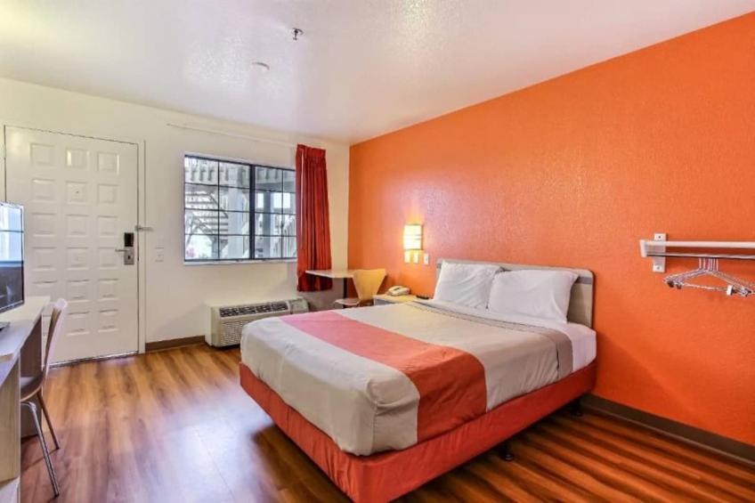 1 Queen Bed  Mini Fridge - foto 33