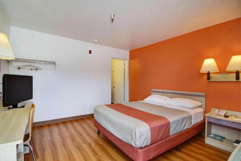 1 Queen Bed  Micfridge