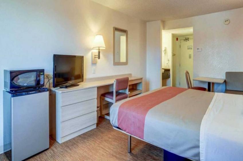 1 King Bed  Non-Smoking Micfridge - foto 7