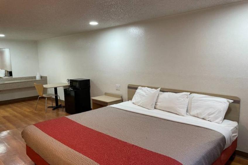 1 King Bed  Smoking Micfridge - foto 3