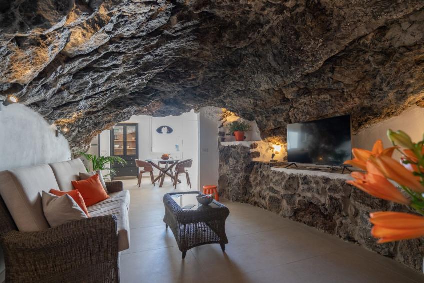 Spektakuläre Höhle mit zwei großen Terrassen am Meer - foto 32