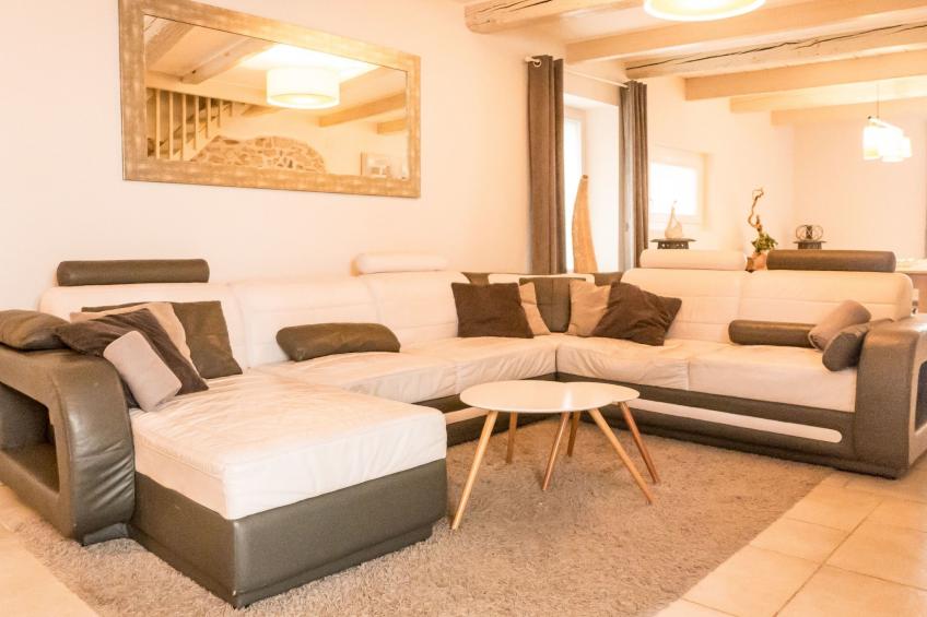 Schönes Haus in einem gemütlichen Dorf, durch das der Kanal verläuft - foto 3