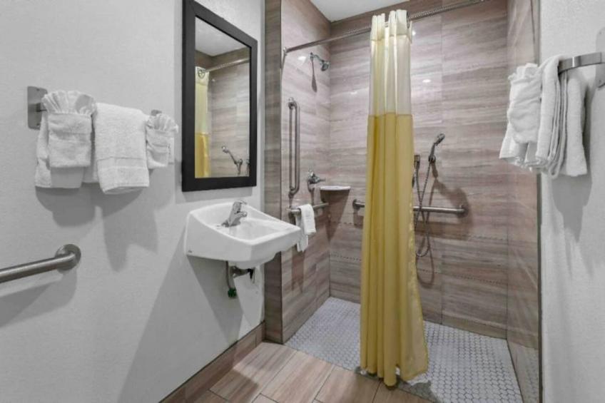 1 Queen Bed  Mini Fridge - foto 9