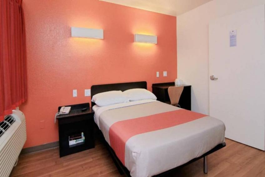 1 Full Bed  ADA/Tub/Micfridge - foto 7