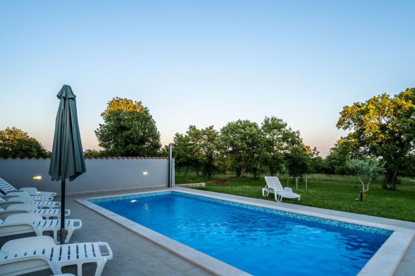 Schönes Haus mit großer grüner Umgebung, Pool - foto 19