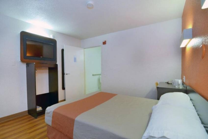 1 Full Bed  ADA/RI Shower - foto 11