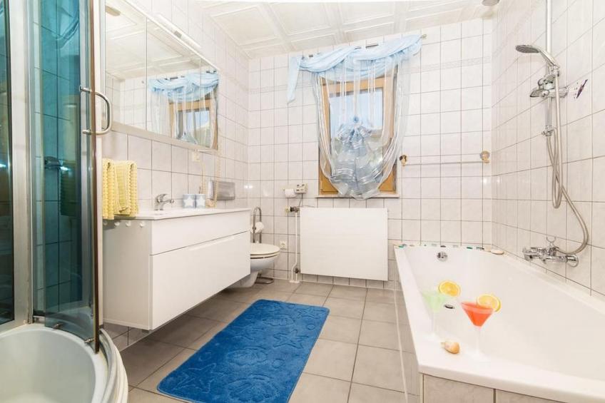 Spacious Holiday Home with Pool and Hot Tub in Kastel Stari - Four Bedroom Holiday Home with Pool - foto 12