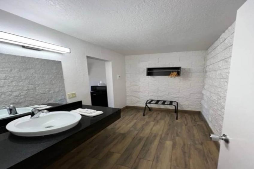2 Queen Beds  Non-Smoking Micfridge - foto 26