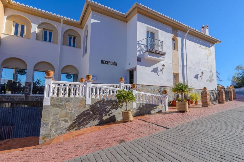 Spa-Spielzimmer mit Außen-Whirlpool und Schwimmbad