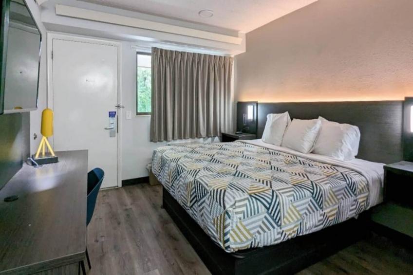 1 Queen Bed  Newly Redesigned Non-Smoking - foto 3
