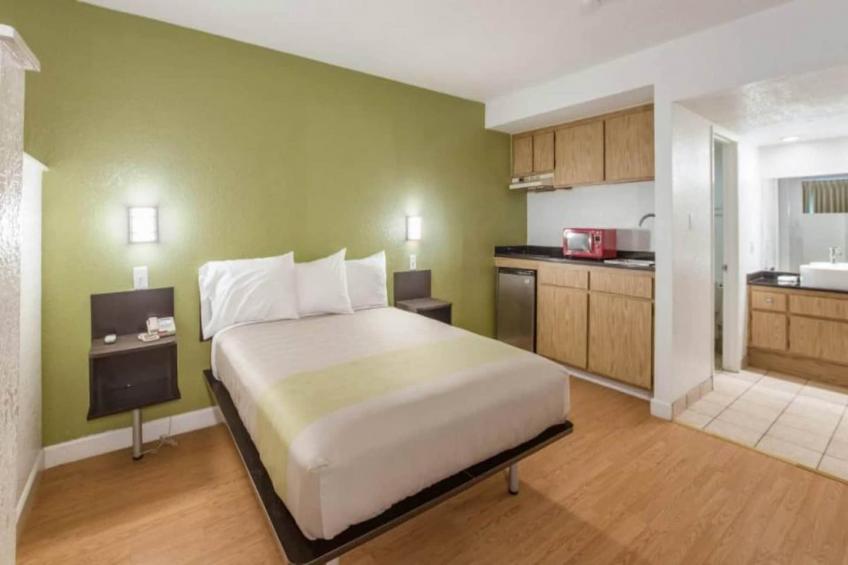1 Queen Bed  Non-Smoking Kitchen - foto 18