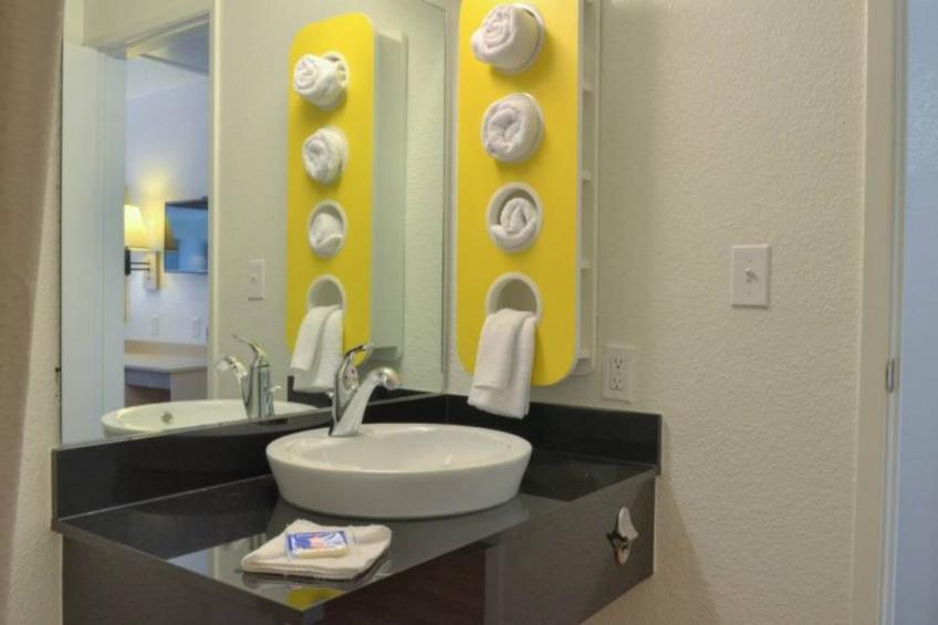 1 Queen Bed  Mini Fridge - foto 31