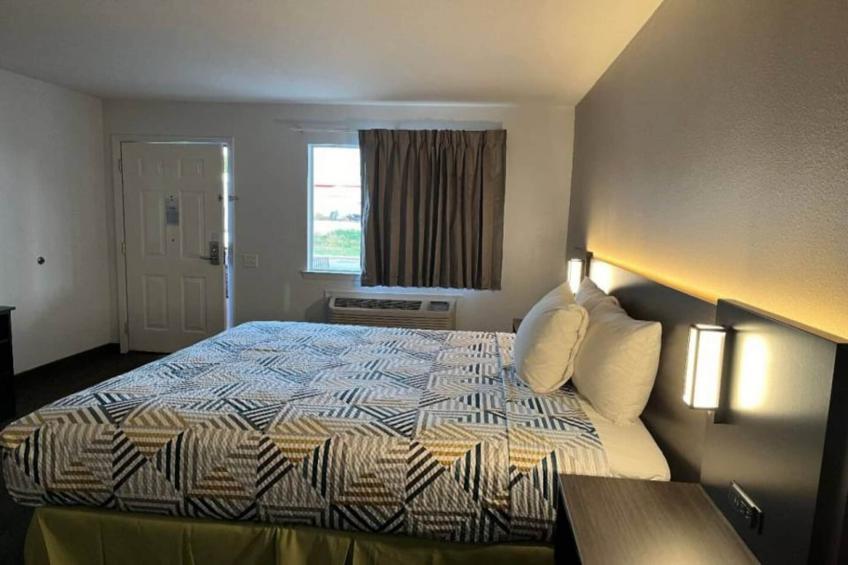 1 King Bed  Non-Smoking Micfridge - foto 12