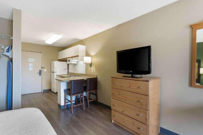 1 Queen Bed  Non-Smoking Kitchen - foto 4
