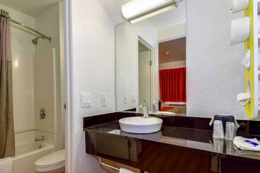1 Queen Bed  ADA/Tub/Smoking - foto 12