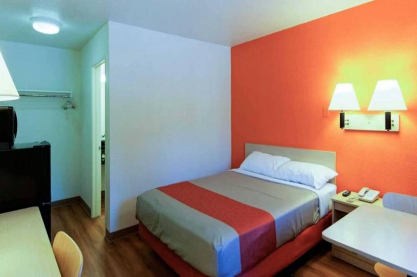 1 Queen Bed  Micfridge - foto 15