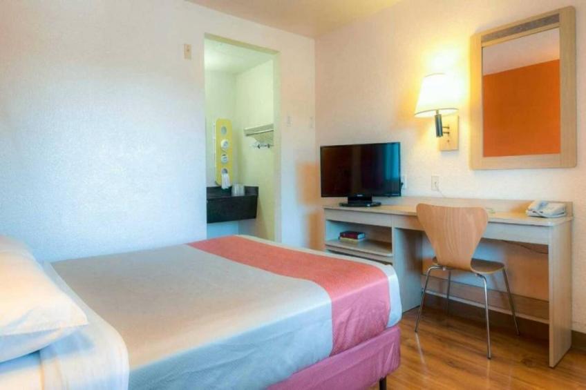 1 Queen Bed  ADA/RI Shower/Micfridge - foto 10