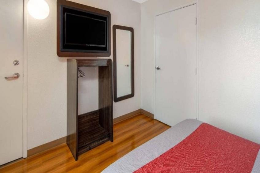 1 Full Bed  ADA/RI Shower/Mini Fridge - foto 7