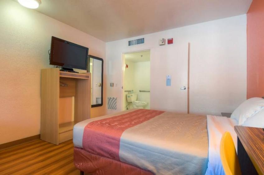 1 Queen Bed  Micfridge - foto 30