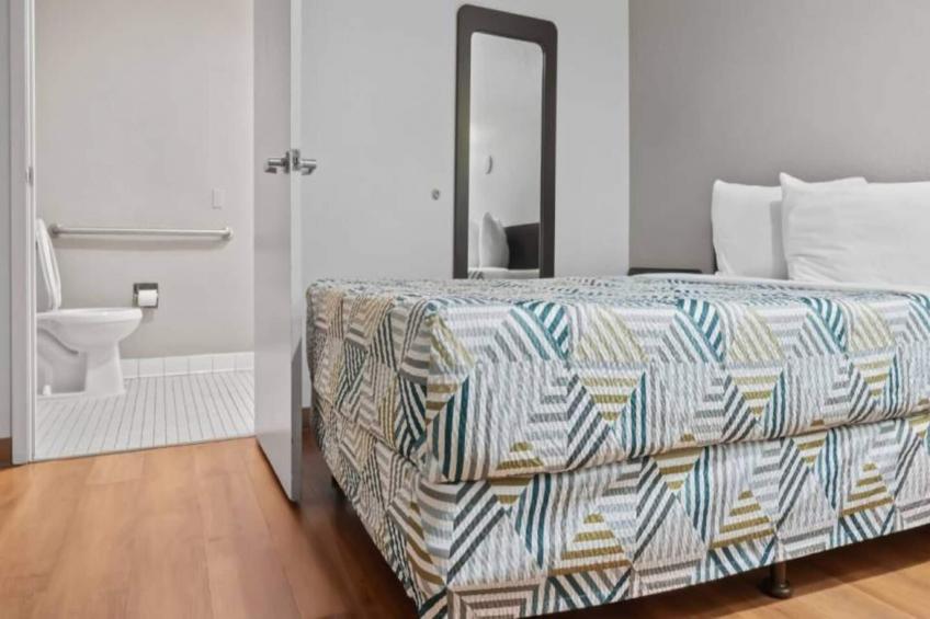 1 Full Bed  ADA/RI Shower/Mini Fridge - foto 13