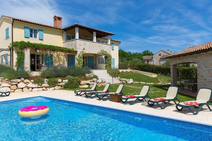 Luxuriöse Villa mit Schwimmbad und großem Garten