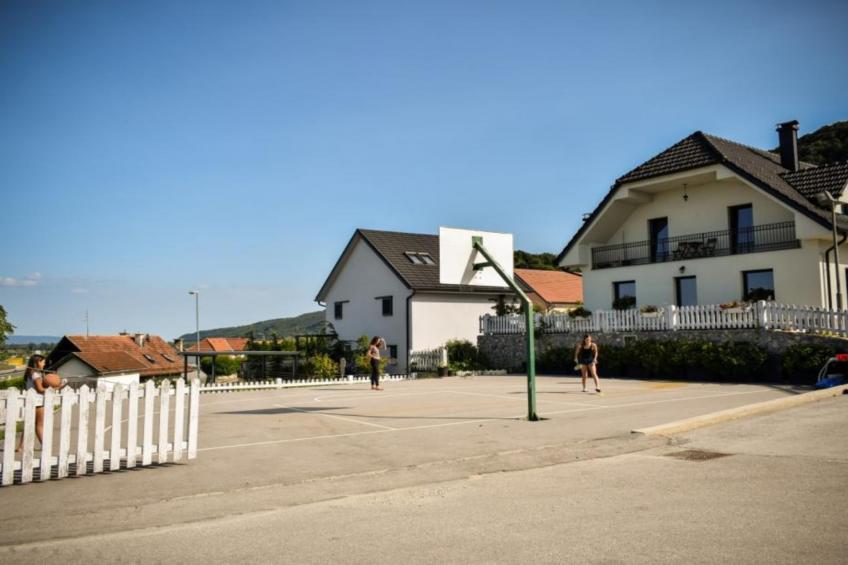 Zevnik Quiet Retreat with Stunning Views and Equestrian Activities - One Bedroom Apartment - foto 42