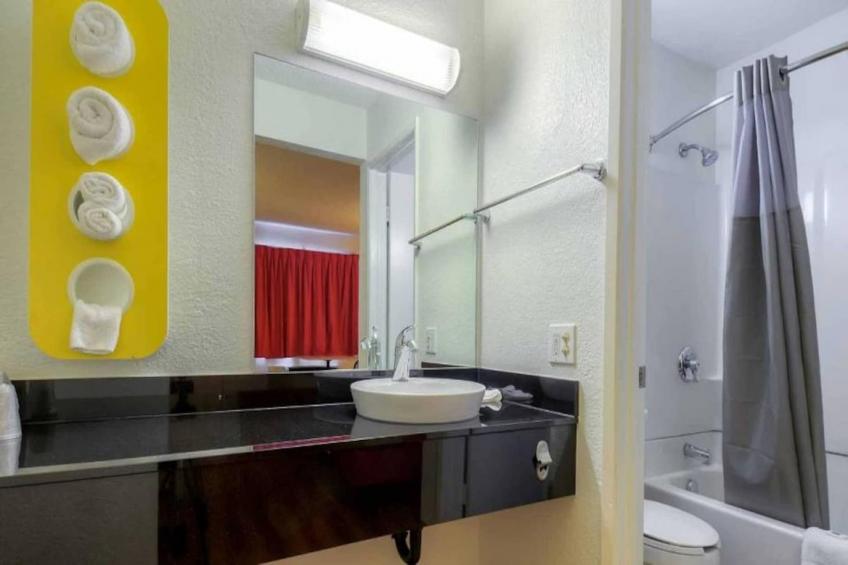 1 Queen Bed  Mini Fridge - foto 28