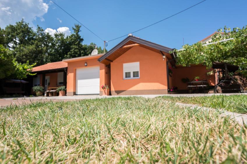 mit Garten, Grill und Terrasse