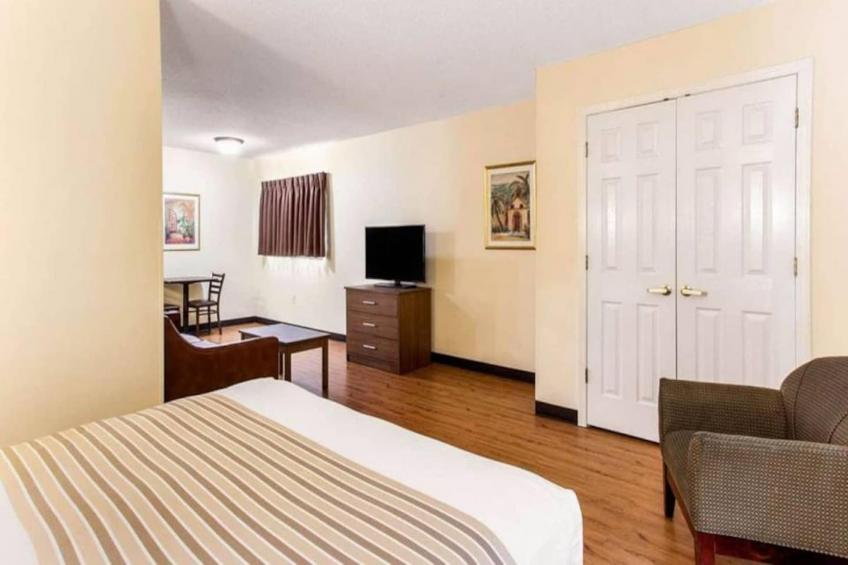 1 Queen Bed - 1 Full Bed  Smoking Kitchen - foto 4