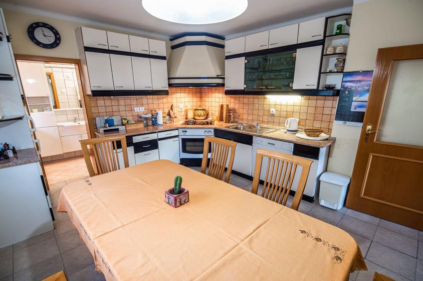 Relaxing Retreat with Hot Tub in Sevnica - Three Bedroom Apartment - foto 5