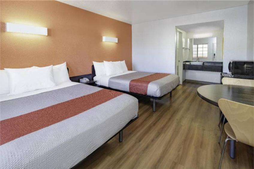 2 Full Beds  ADA/RI Shower/Mini Fridge - foto 21