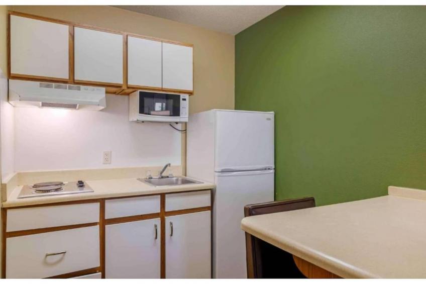 1 King Bed | Non-Smoking, Kitchen, Shower - foto 30