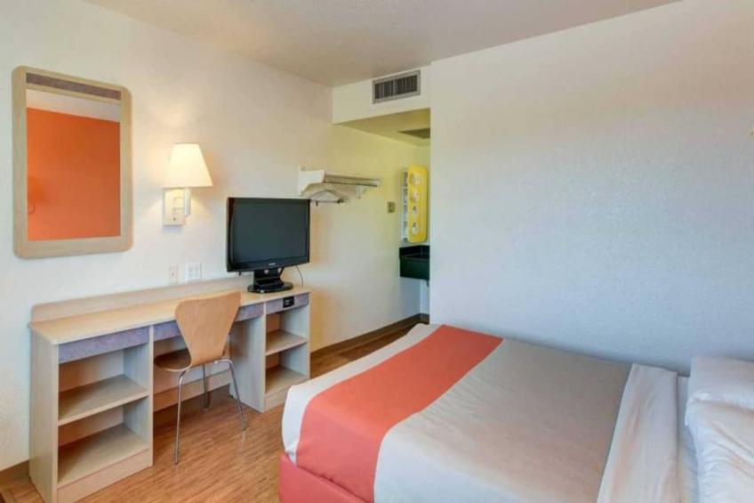 1 Full Bed  ADA/Tub/Micfridge - foto 3