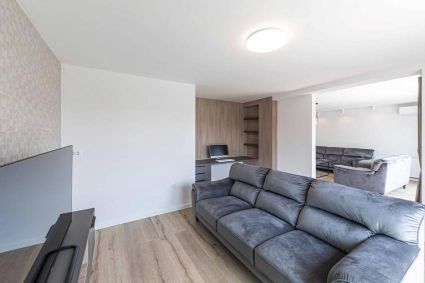 Expansive Retreat with Private Pool & BBQ, Near the Beach - Six Bedroom Villa - foto 4