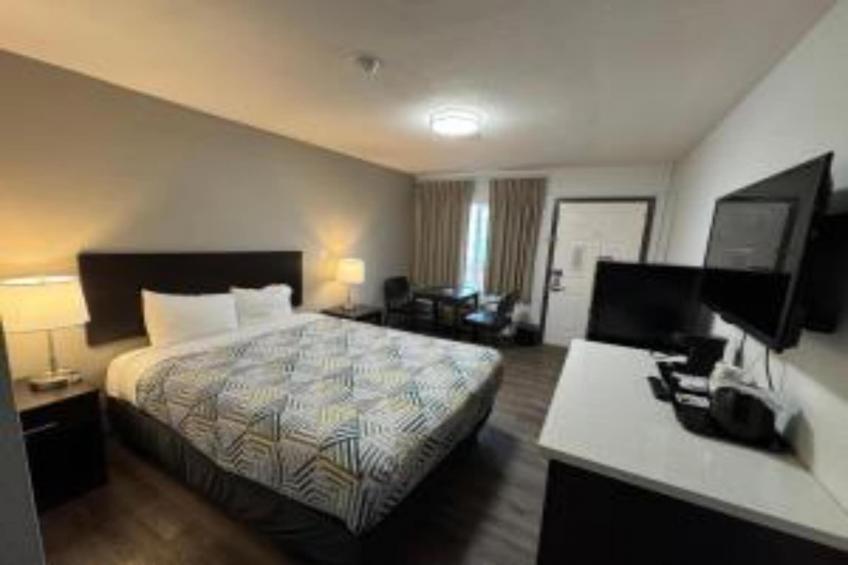 1 Queen Bed  Smoking Micfridge - foto 7