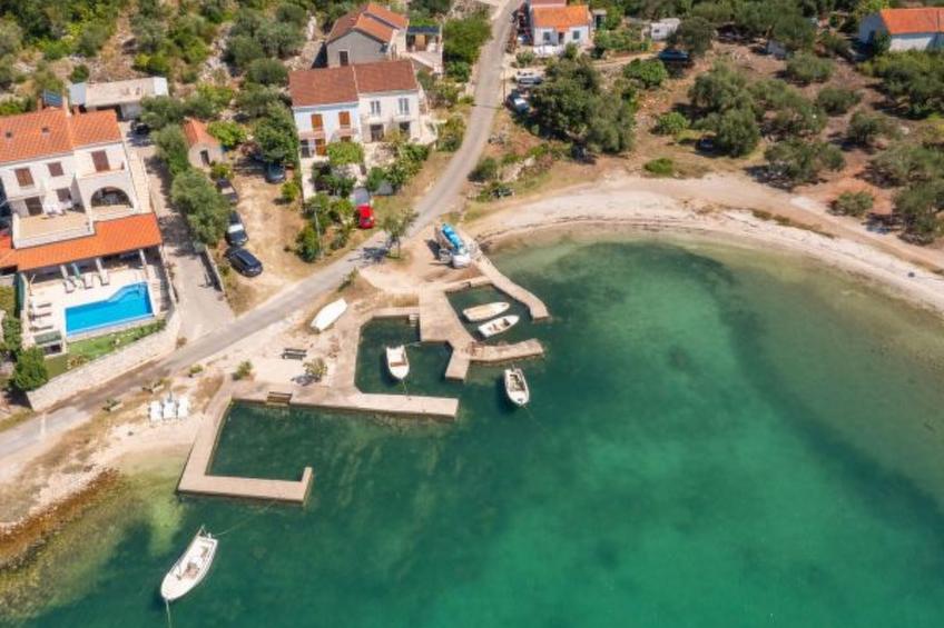 Beachfront Apartment house Hon with pool - foto 37