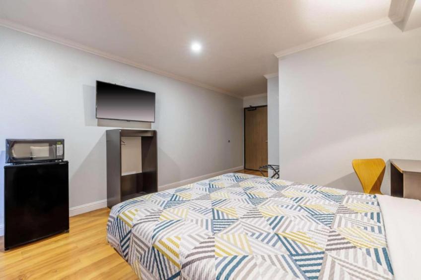 1 Queen Bed  Non-Smoking Micfridge - foto 10