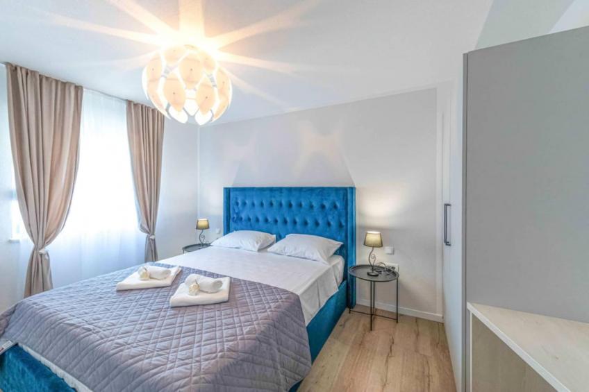 Expansive Retreat with Private Pool & BBQ, Near the Beach - Six Bedroom Villa - foto 15