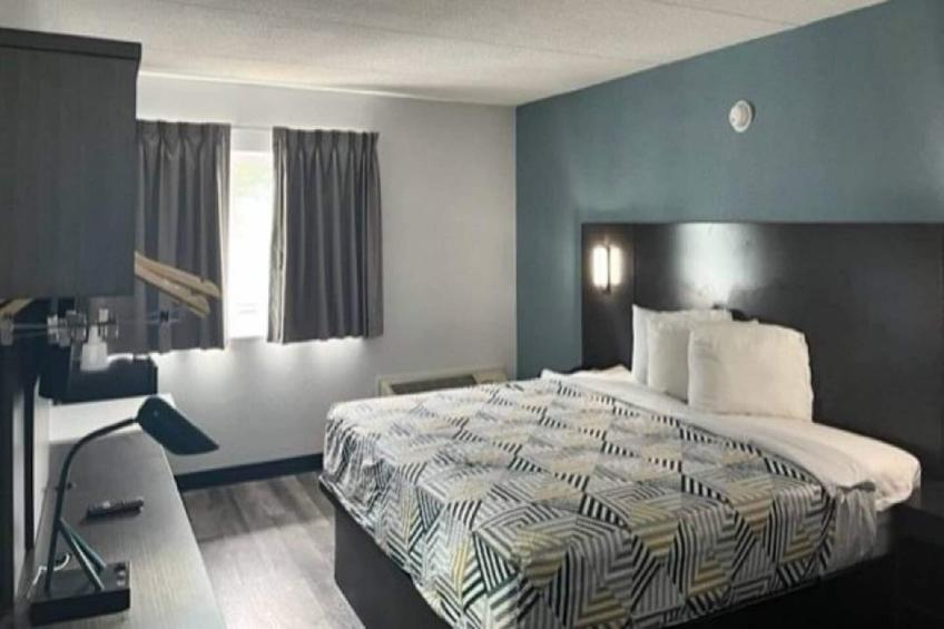 1 King Bed  Suite Non-Smoking Micfridge - foto 3