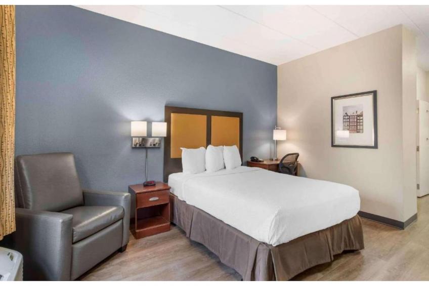 1 King Bed | Non-Smoking, Kitchen, Shower - foto 29