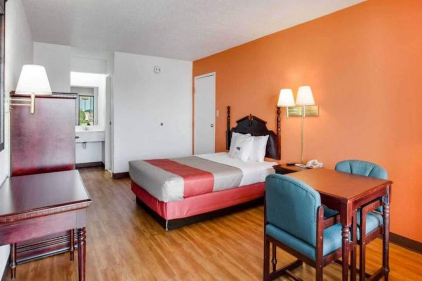 1 King Bed  Non-Smoking - foto 3