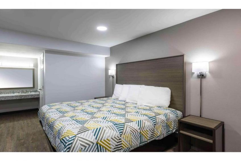 1 Queen Bed  Smoking Micfridge - foto 27