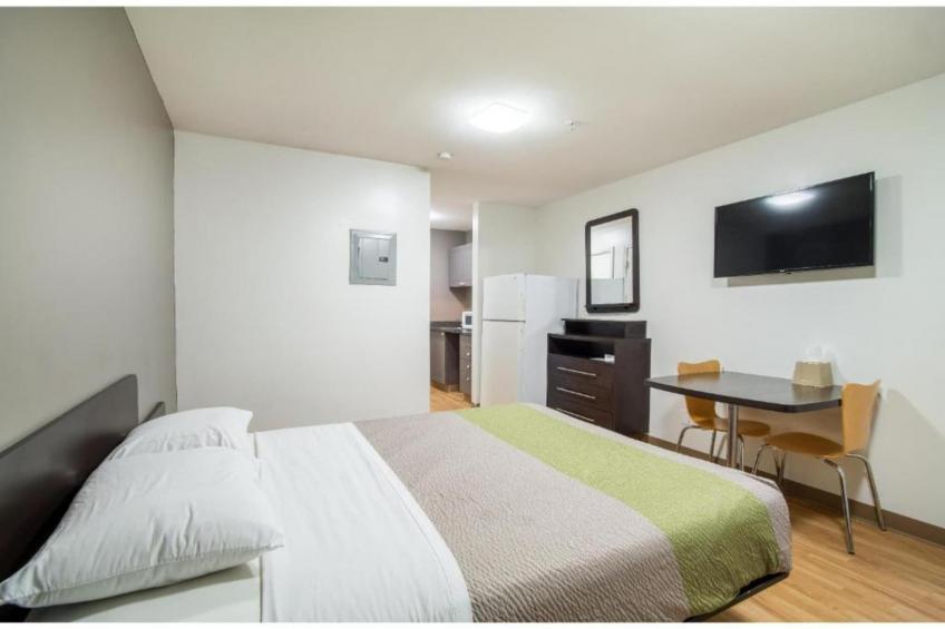 1 Queen Bed  ADA/RI Shower/Nsmk/Kitchen - foto 8