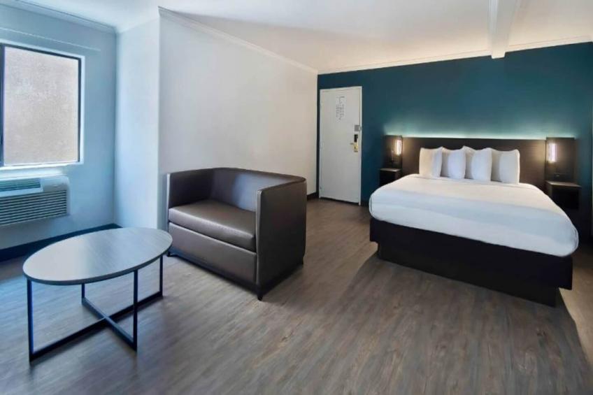 1 King Bed  Suite Non-Smoking Sofa-Bed - foto 8