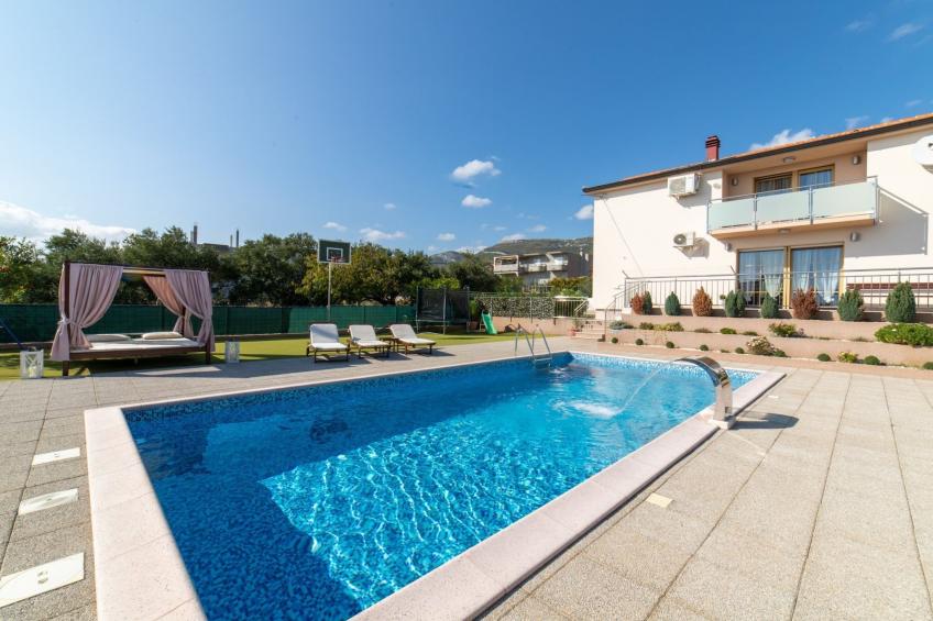 Spacious Holiday Home with Pool and Hot Tub in Kastel Stari - Four Bedroom Holiday Home with Pool - foto 23