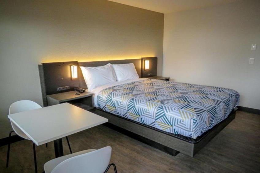 1 Queen Bed  Non-Smoking - foto 6