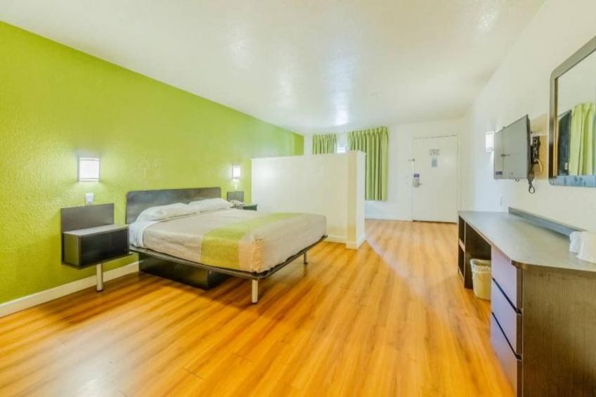 1 Queen Bed  Smoking Kitchen - foto 24